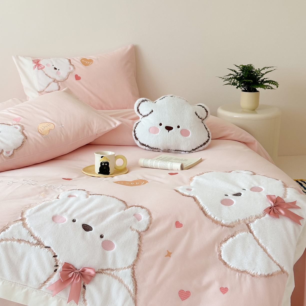 91家纺网 家纺一手货源 找家纺 （总）曼布缇 2025新款加厚全棉纯棉磨毛绣花款四件套-小白熊（会员减20，券后控价328起）