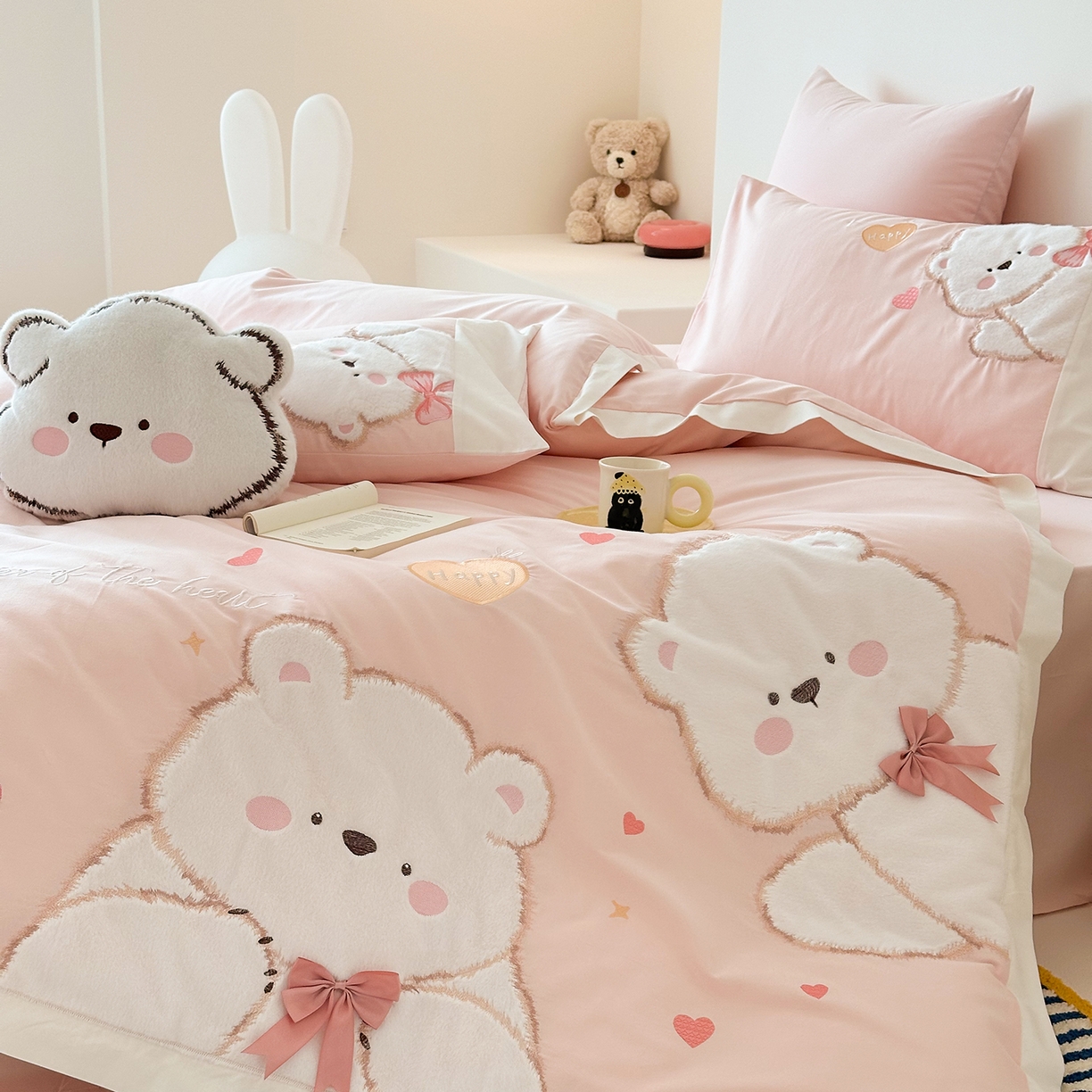 91家纺网 家纺一手货源 找家纺 （总）曼布缇 2025新款加厚全棉纯棉磨毛绣花款四件套-小白熊（会员减20，券后控价328起）