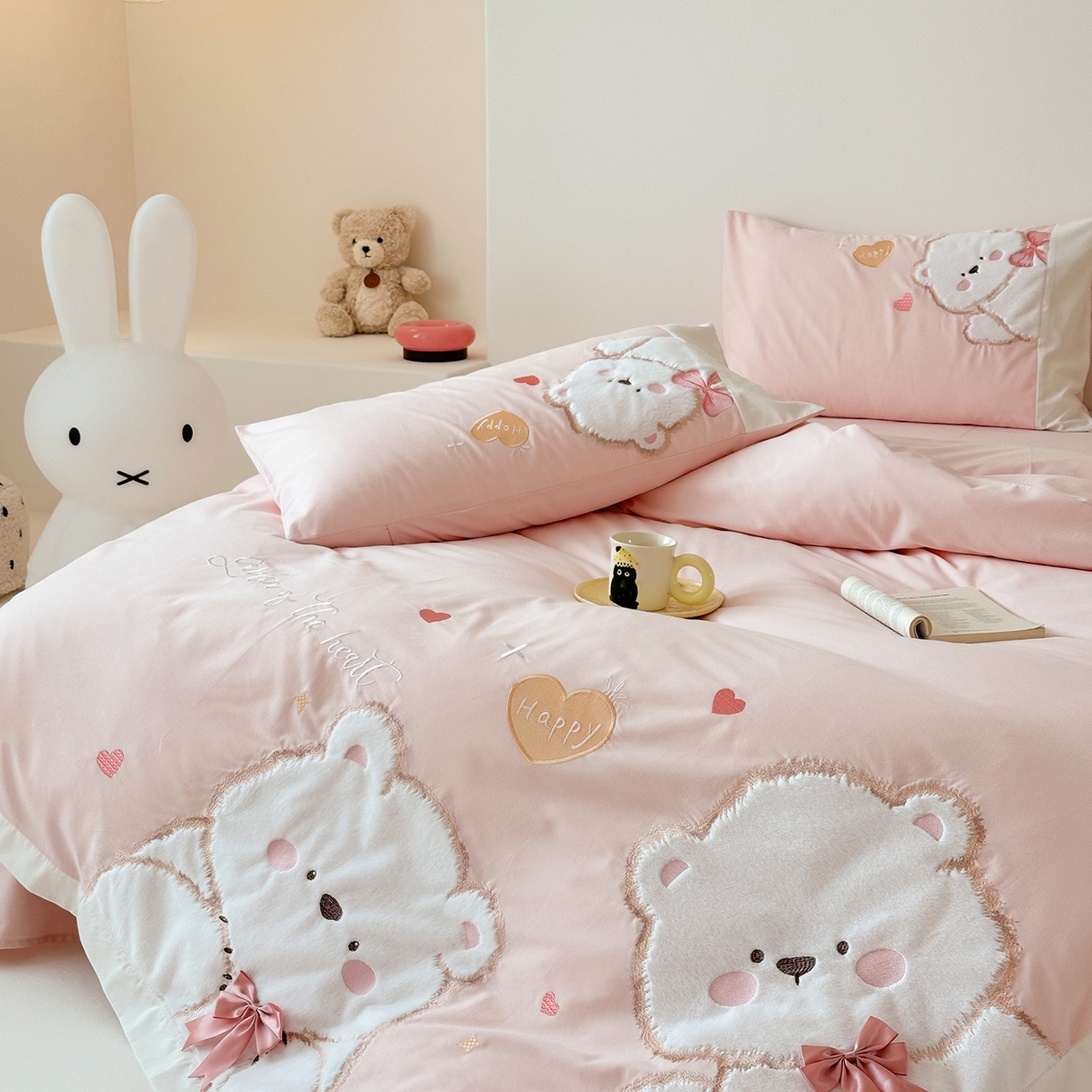 91家纺网 家纺一手货源 找家纺 （总）曼布缇 2025新款加厚全棉纯棉磨毛绣花款四件套-小白熊（会员减20，券后控价328起）