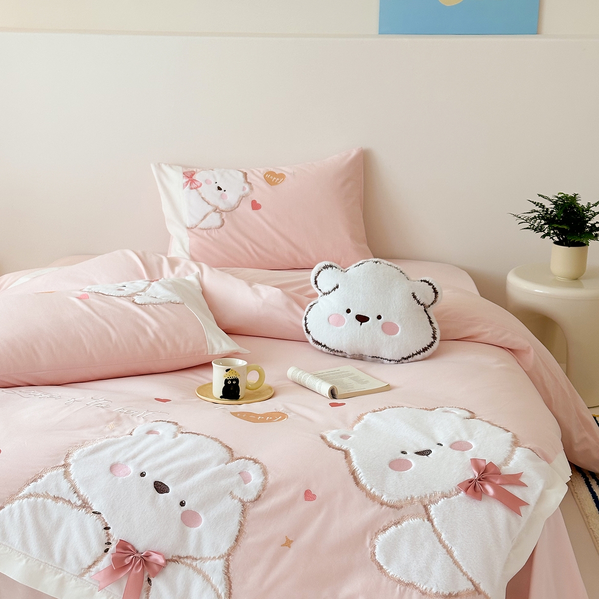 91家纺网 家纺一手货源 找家纺 （总）曼布缇 2025新款加厚全棉纯棉磨毛绣花款四件套-小白熊（会员减20，券后控价328起）