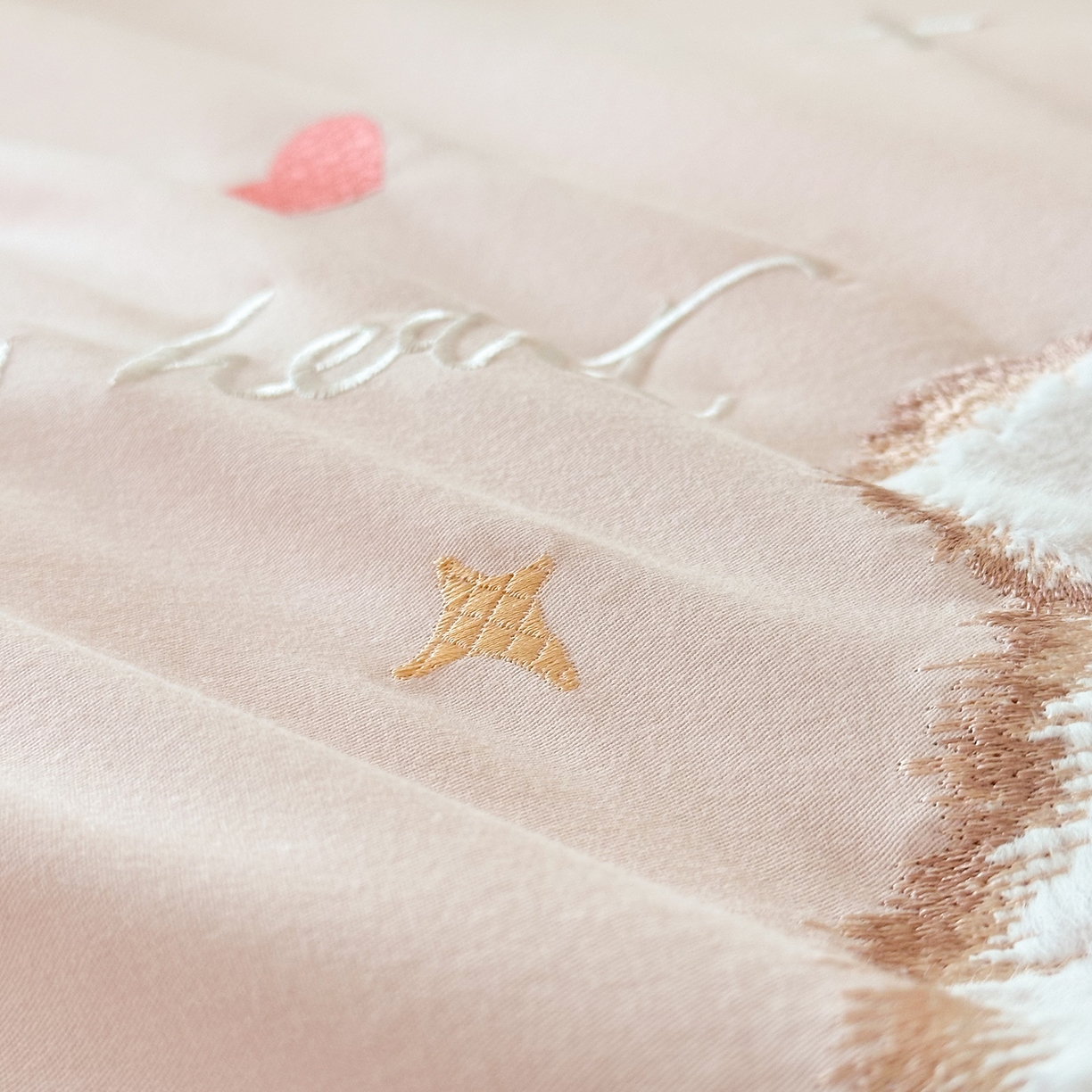 91家纺网 家纺一手货源 找家纺 （总）曼布缇 2025新款加厚全棉纯棉磨毛绣花款四件套-小白熊（会员减20，券后控价328起）