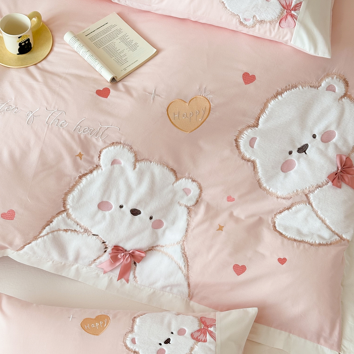 91家纺网 家纺一手货源 找家纺 （总）曼布缇 2025新款加厚全棉纯棉磨毛绣花款四件套-小白熊（会员减20，券后控价328起）