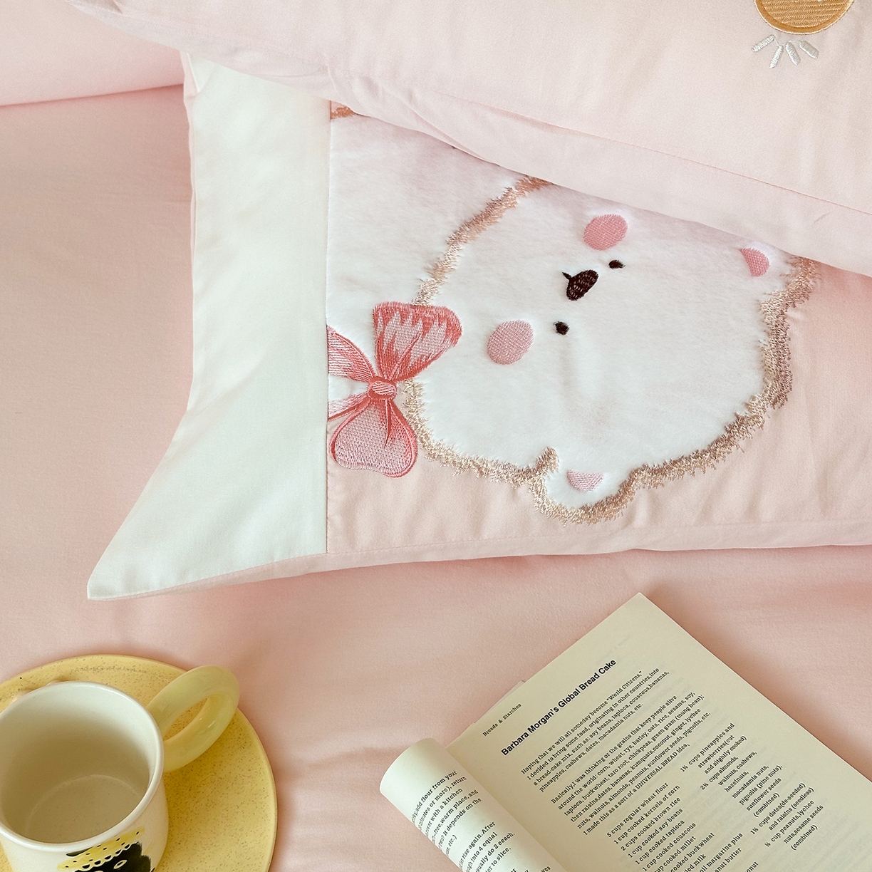 91家纺网 家纺一手货源 找家纺 （总）曼布缇 2025新款加厚全棉纯棉磨毛绣花款四件套-小白熊（会员减20，券后控价328起）