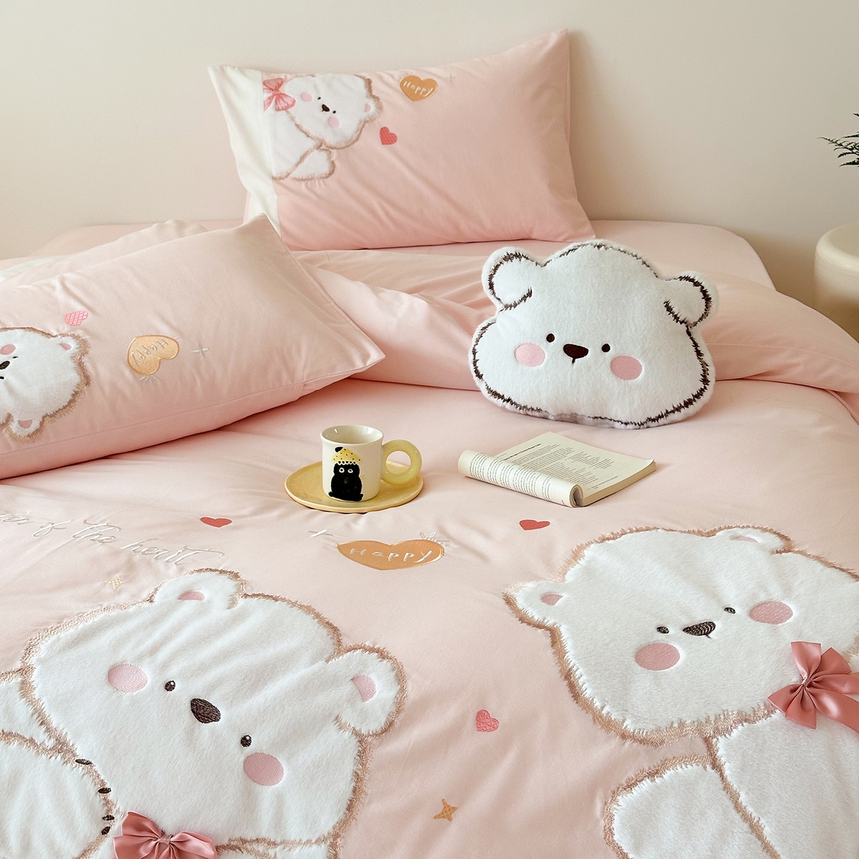 91家纺网 家纺一手货源 找家纺 （总）曼布缇 2025新款加厚全棉纯棉磨毛绣花款四件套-小白熊（会员减20，券后控价328起）