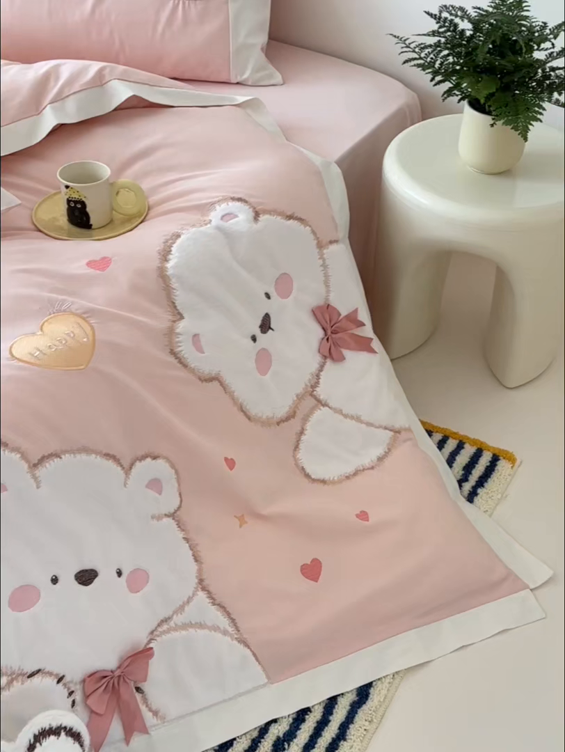 91家纺网 家纺一手货源 找家纺 （总）曼布缇 2025新款加厚全棉纯棉磨毛绣花款四件套-小白熊（会员减20，券后控价328起）