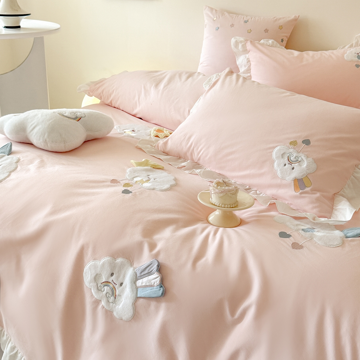 91家纺网 家纺一手货源 找家纺 （总）曼布缇 2025新款加厚全棉纯棉磨毛绣花款套件-童话云朵（会员减20，券后控价338起)