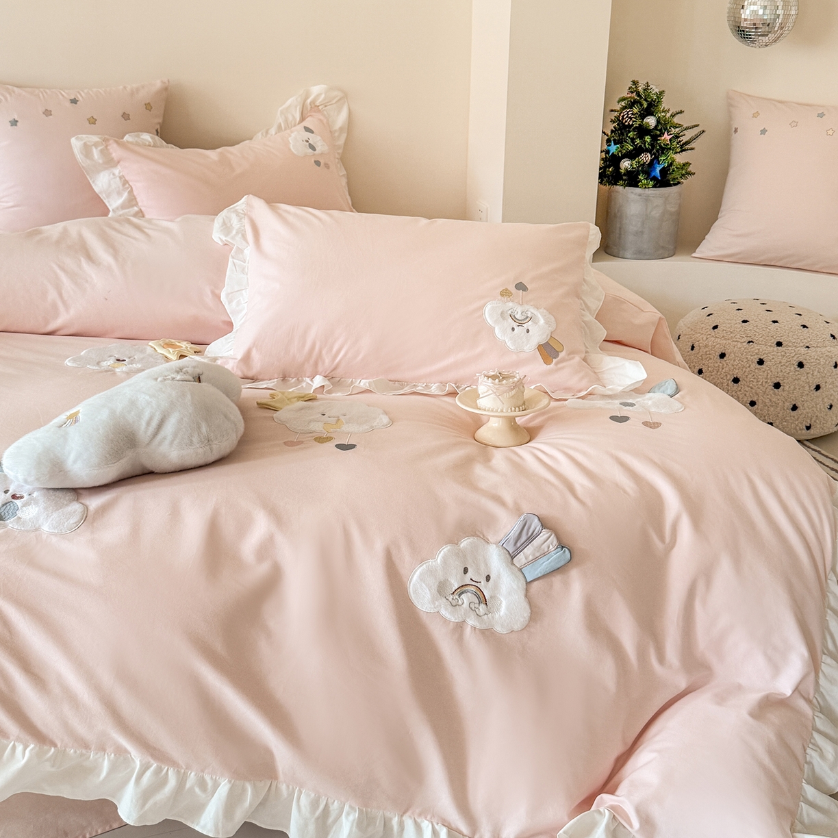 91家纺网 家纺一手货源 找家纺 （总）曼布缇 2025新款加厚全棉纯棉磨毛绣花款套件-童话云朵（会员减20，券后控价338起)