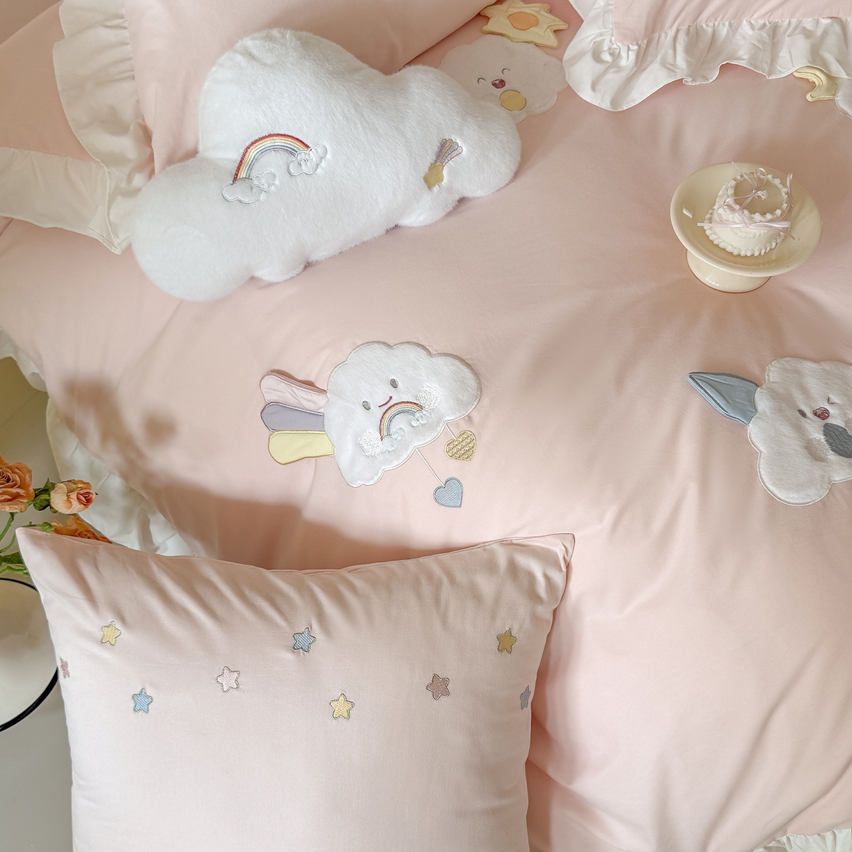 91家纺网 家纺一手货源 找家纺 （总）曼布缇 2025新款加厚全棉纯棉磨毛绣花款套件-童话云朵（会员减20，券后控价338起)