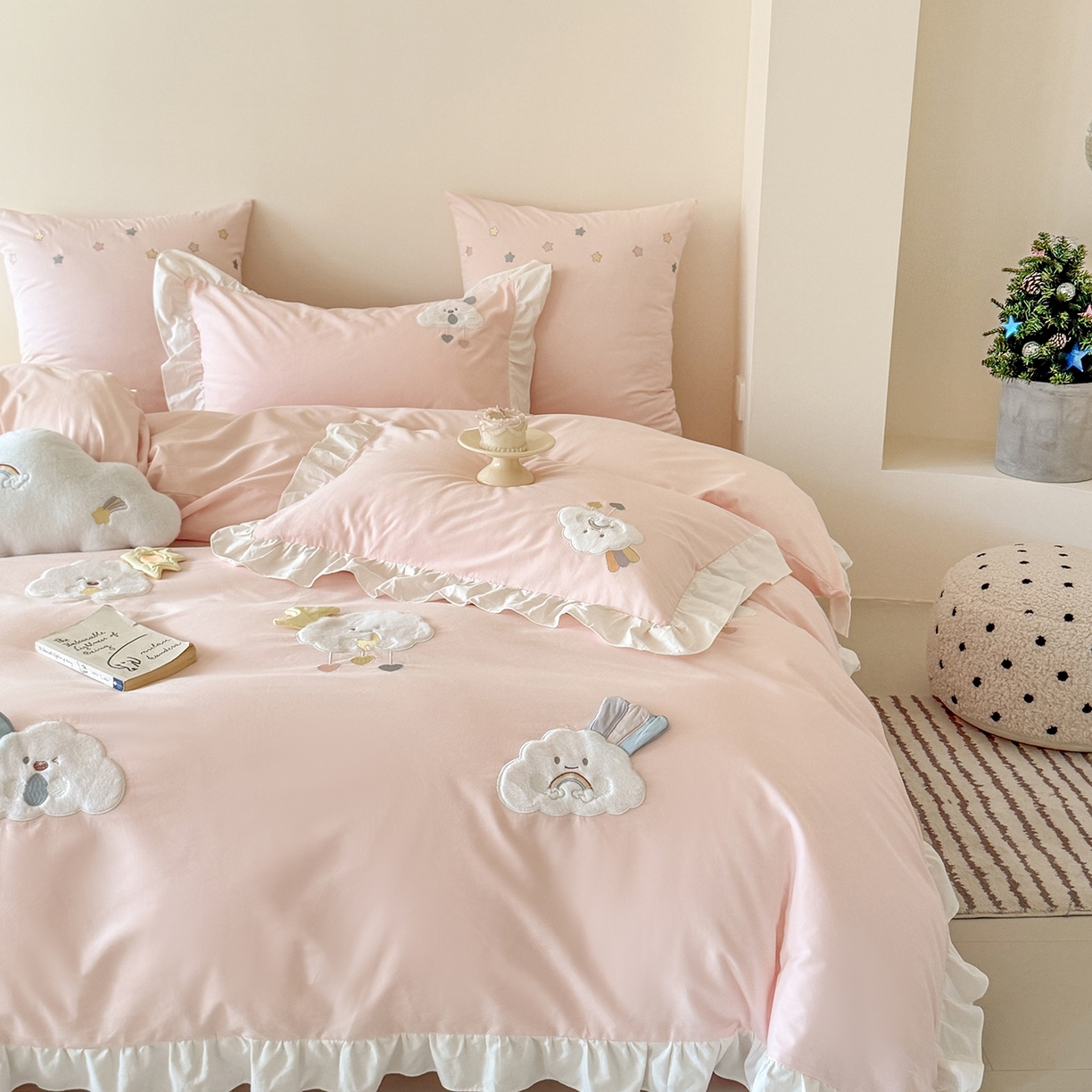 91家纺网 家纺一手货源 找家纺 （总）曼布缇 2025新款加厚全棉纯棉磨毛绣花款套件-童话云朵（会员减20，券后控价338起)