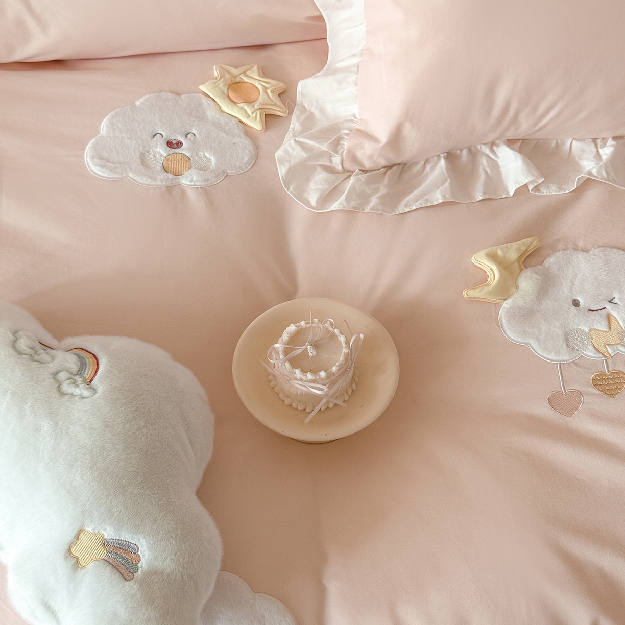 91家纺网 家纺一手货源 找家纺 （总）曼布缇 2025新款加厚全棉纯棉磨毛绣花款套件-童话云朵（会员减20，券后控价338起)