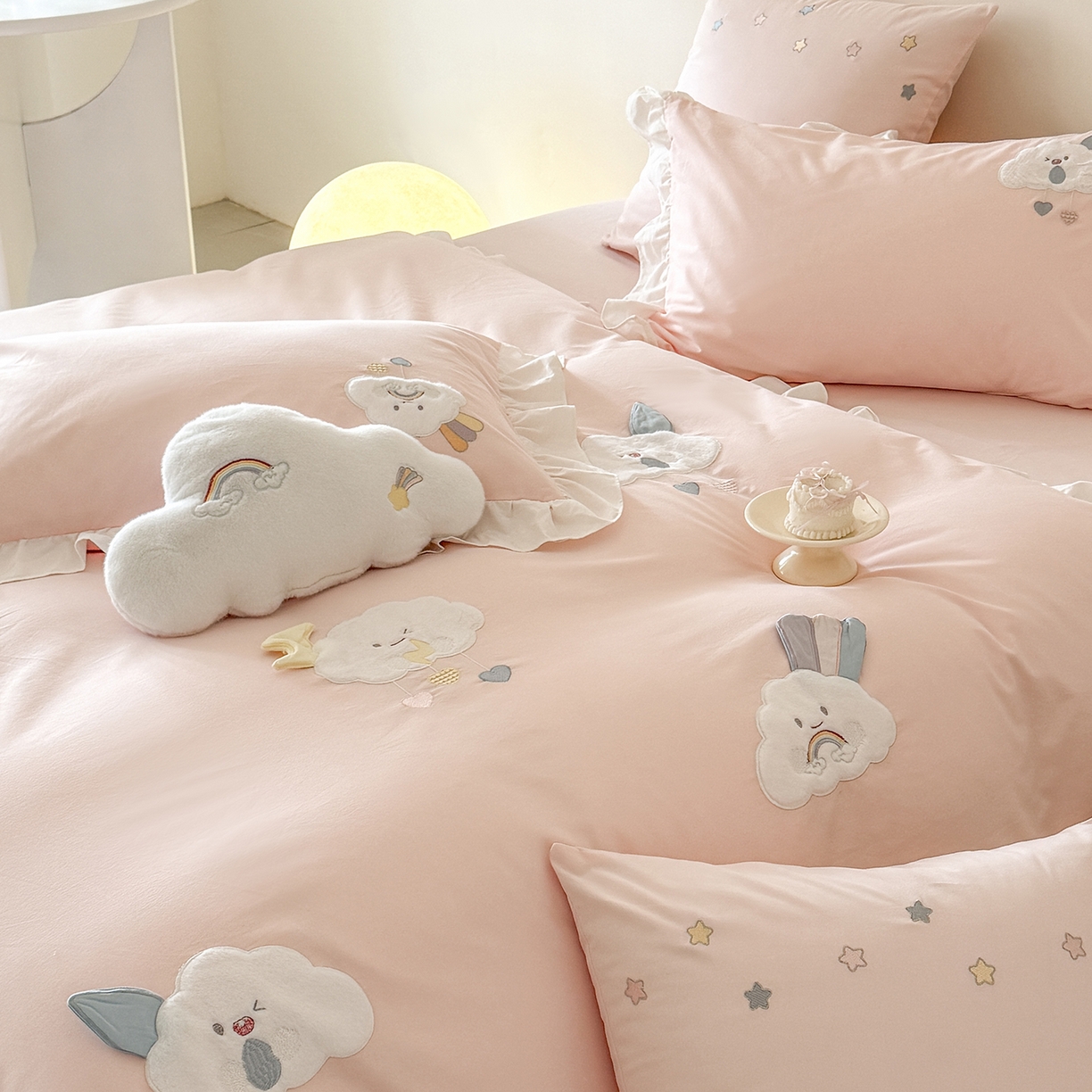 91家纺网 家纺一手货源 找家纺 （总）曼布缇 2025新款加厚全棉纯棉磨毛绣花款套件-童话云朵（会员减20，券后控价338起)