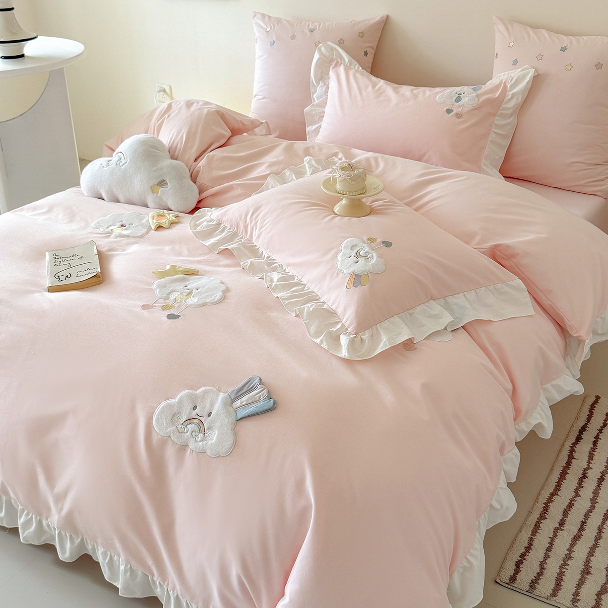 91家纺网 家纺一手货源 找家纺 （总）曼布缇 2025新款加厚全棉纯棉磨毛绣花款套件-童话云朵（会员减20，券后控价338起)