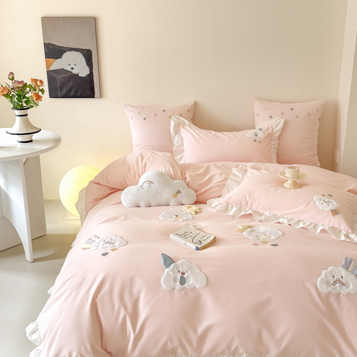 91家纺网 家纺一手货源 找家纺 （总）曼布缇 2025新款加厚全棉纯棉磨毛绣花款套件-童话云朵（会员减20，券后控价338起)