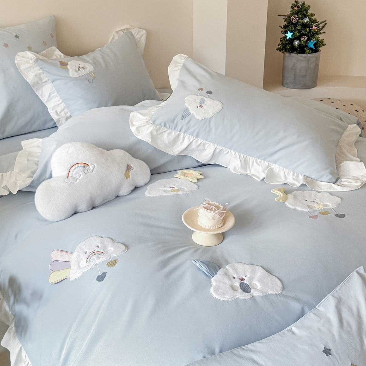 91家纺网 家纺一手货源 找家纺 曼布缇 2025新款加厚全棉纯棉磨毛绣花款套件-童话云朵（会员减20，券后控价338起) 童话云朵（会员减20，券后控价338起)-蓝