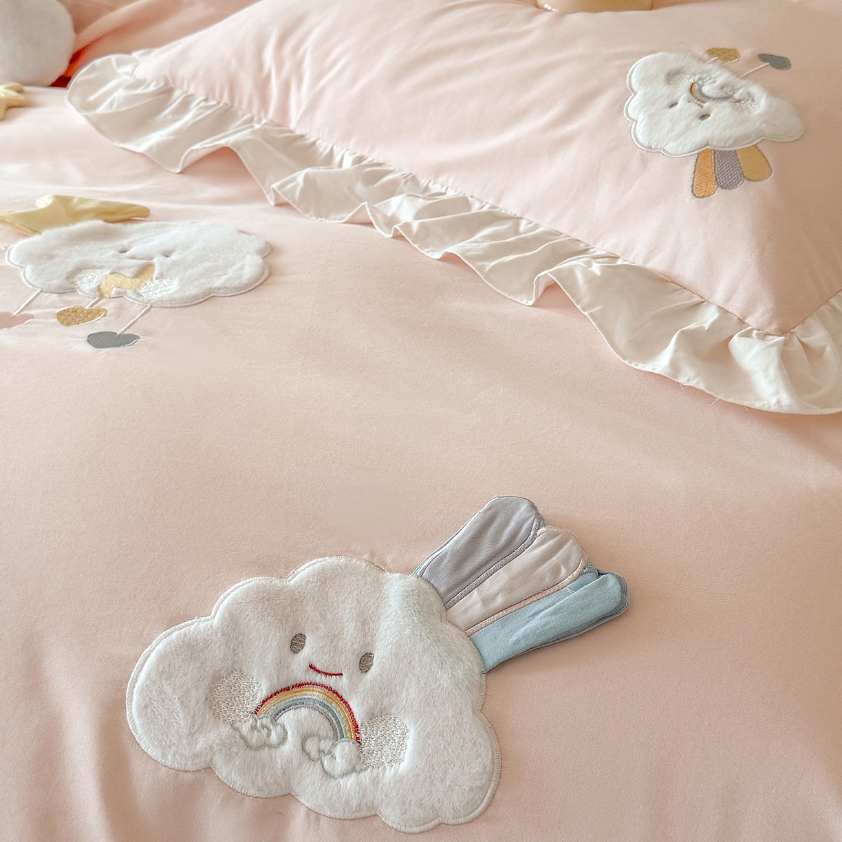 91家纺网 家纺一手货源 找家纺 曼布缇 2025新款加厚全棉纯棉磨毛绣花款套件-童话云朵（会员减20，券后控价338起) 童话云朵（会员减20，券后控价338起)-粉