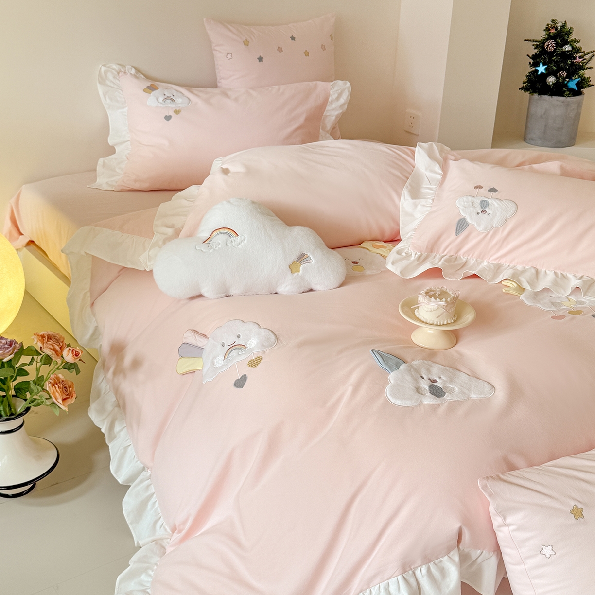 91家纺网 家纺一手货源 找家纺 曼布缇 2025新款加厚全棉纯棉磨毛绣花款套件-童话云朵（会员减20，券后控价338起) 童话云朵（会员减20，券后控价338起)-粉