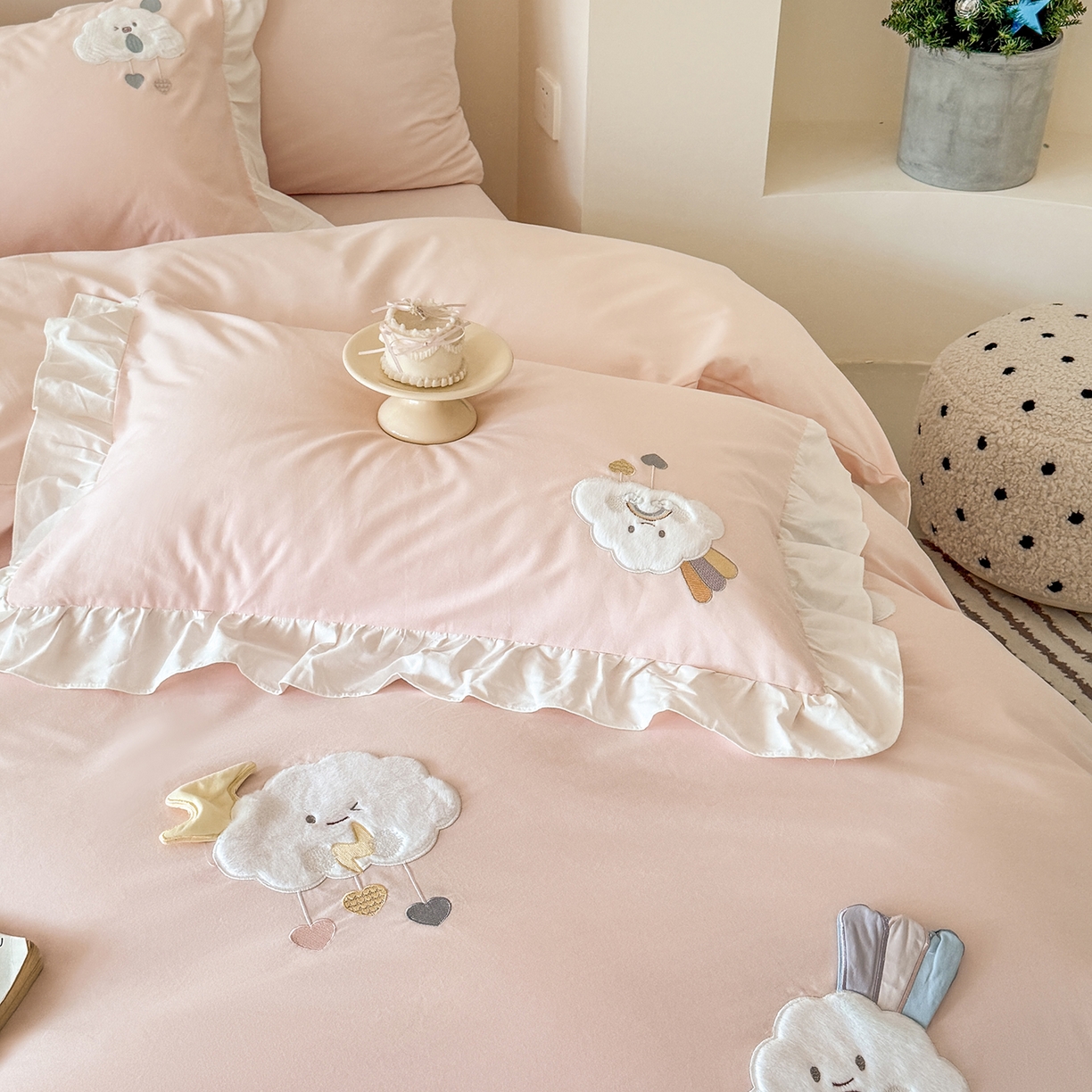 91家纺网 家纺一手货源 找家纺 （总）曼布缇 2025新款加厚全棉纯棉磨毛绣花款套件-童话云朵（会员减20，券后控价338起)