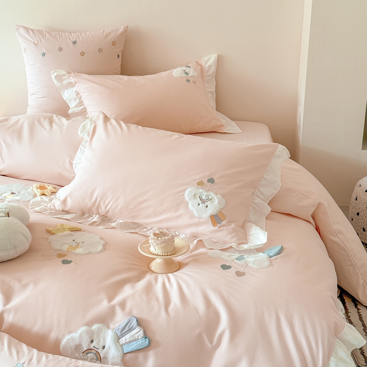 91家纺网 家纺一手货源 找家纺 （总）曼布缇 2025新款加厚全棉纯棉磨毛绣花款套件-童话云朵（会员减20，券后控价338起)