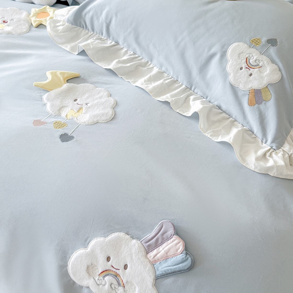 91家纺网 家纺一手货源 找家纺 曼布缇 2025新款加厚全棉纯棉磨毛绣花款套件-童话云朵（会员减20，券后控价338起) 童话云朵（会员减20，券后控价338起)-蓝