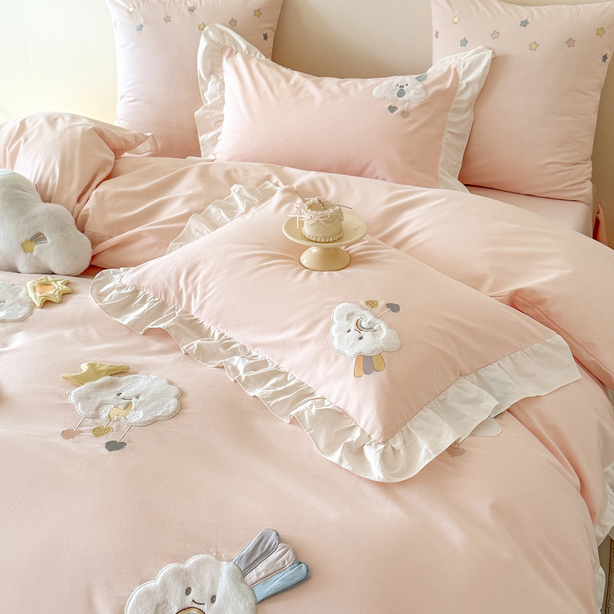 91家纺网 家纺一手货源 找家纺 曼布缇 2025新款加厚全棉纯棉磨毛绣花款套件-童话云朵（会员减20，券后控价338起) 童话云朵（会员减20，券后控价338起)-粉