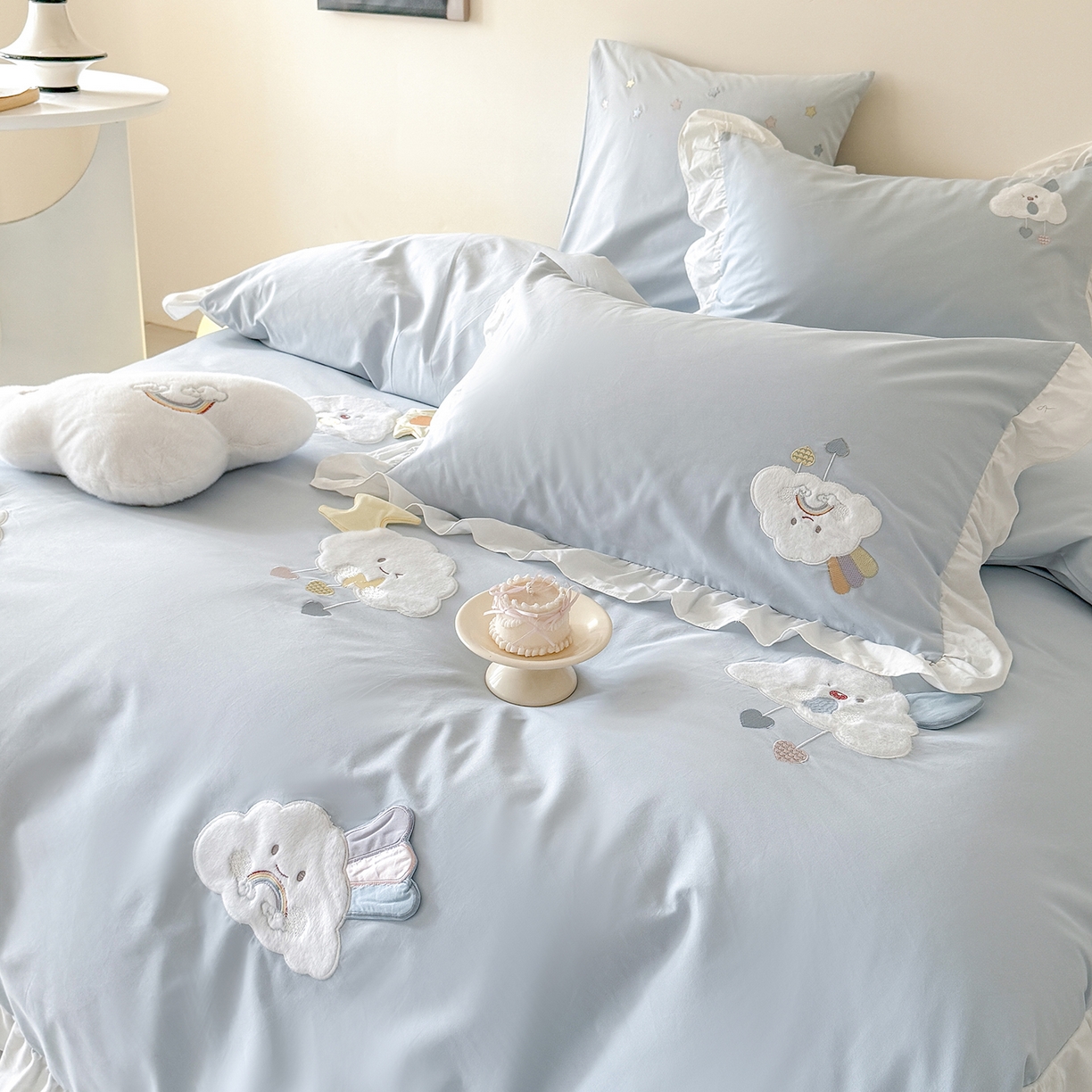 91家纺网 家纺一手货源 找家纺 曼布缇 2025新款加厚全棉纯棉磨毛绣花款套件-童话云朵（会员减20，券后控价338起) 童话云朵（会员减20，券后控价338起)-蓝