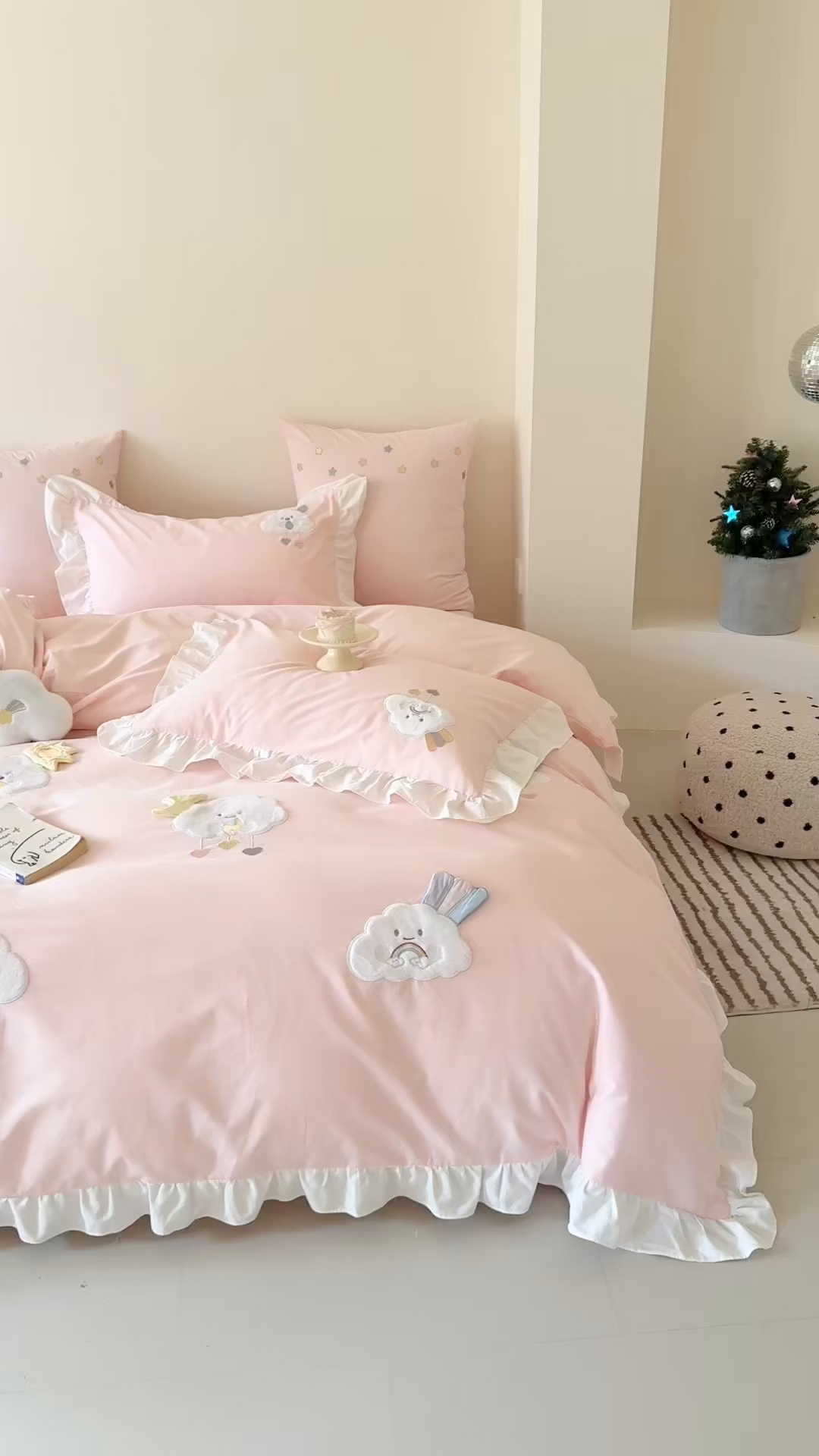 91家纺网 家纺一手货源 找家纺 （总）曼布缇 2025新款加厚全棉纯棉磨毛绣花款套件-童话云朵（会员减20，券后控价338起)