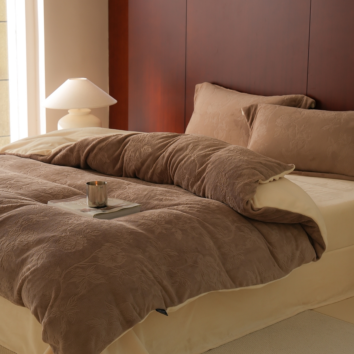 91家纺网 家纺一手货源 找家纺 三味舒屋 2025新款全消光雕花牛奶绒四件套-香榭丽 香榭丽咖