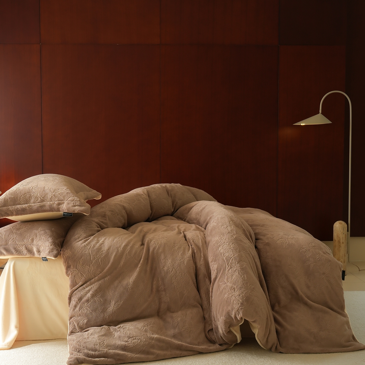 91家纺网 家纺一手货源 找家纺 三味舒屋 2025新款全消光雕花牛奶绒四件套-香榭丽 香榭丽咖