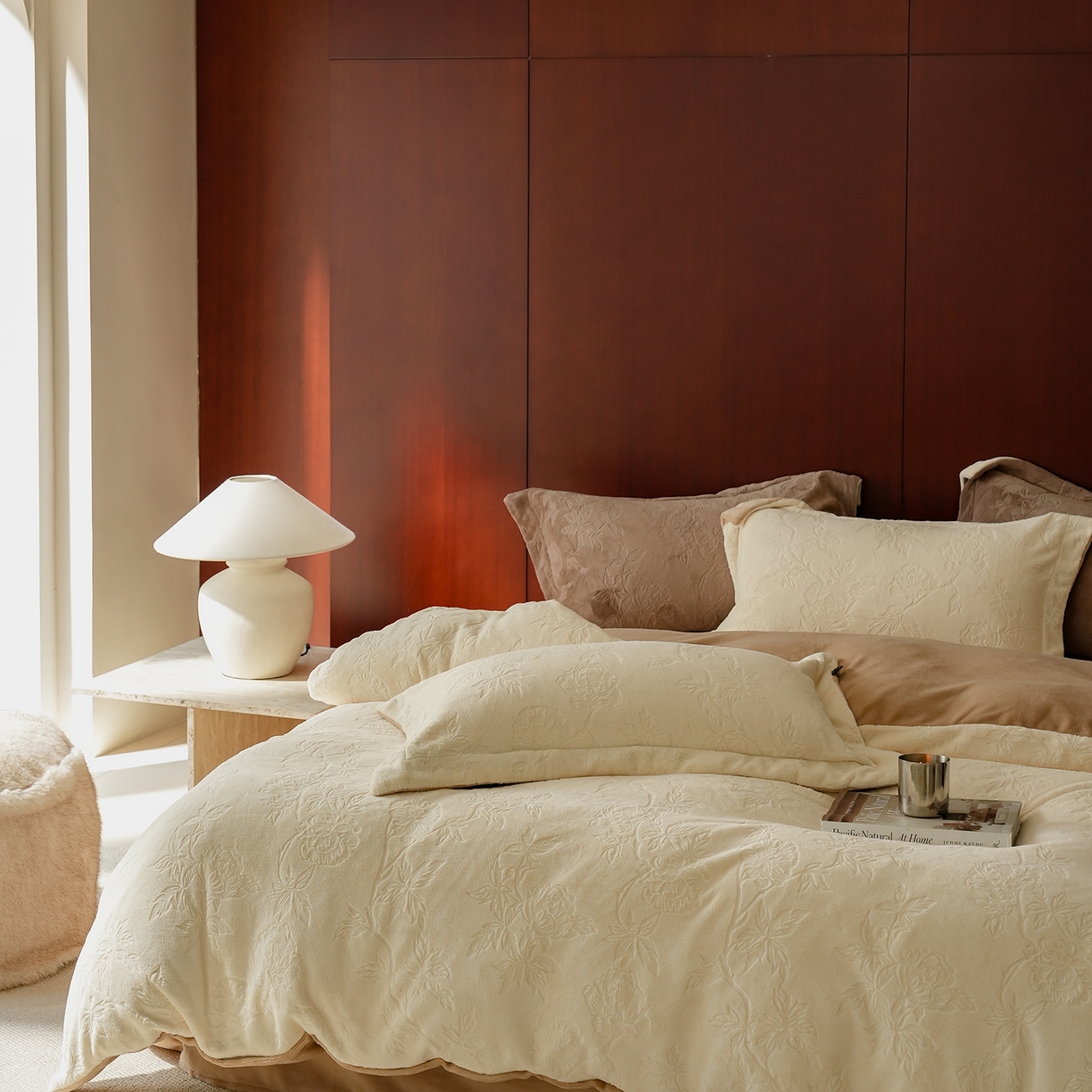 91家纺网 家纺一手货源 找家纺 三味舒屋 2025新款全消光雕花牛奶绒四件套-香榭丽 香榭丽奶白