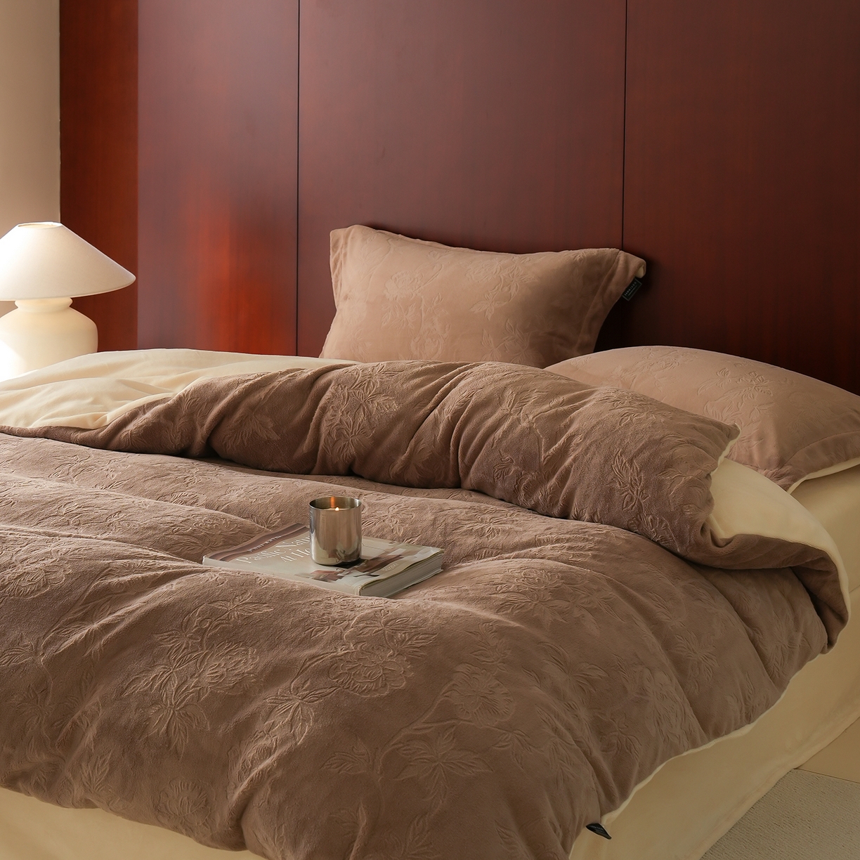 91家纺网 家纺一手货源 找家纺 三味舒屋 2025新款全消光雕花牛奶绒四件套-香榭丽 香榭丽咖