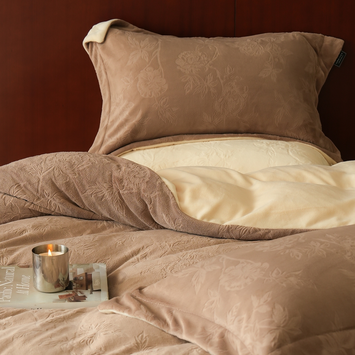 91家纺网 家纺一手货源 找家纺 三味舒屋 2025新款全消光雕花牛奶绒四件套-香榭丽 香榭丽咖