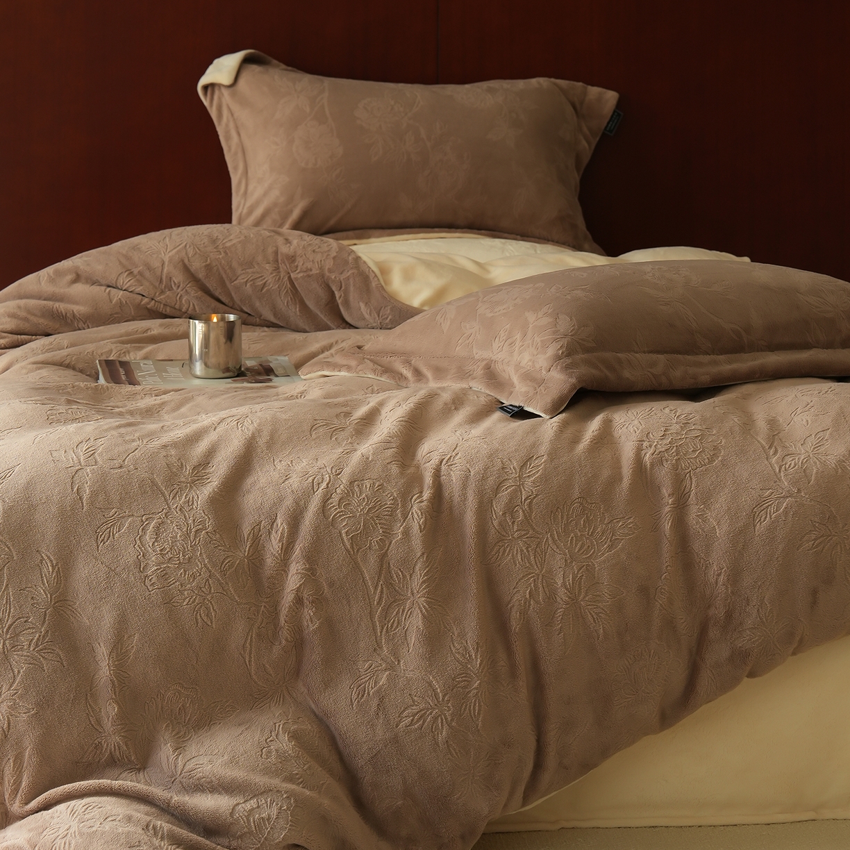 91家纺网 家纺一手货源 找家纺 三味舒屋 2025新款全消光雕花牛奶绒四件套-香榭丽 香榭丽咖