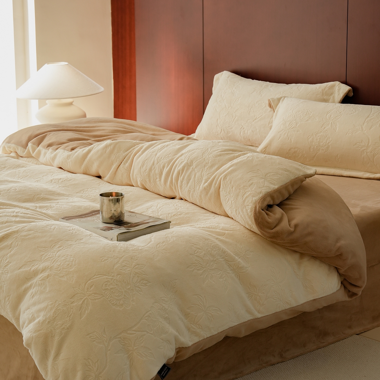 91家纺网 家纺一手货源 找家纺 三味舒屋 2025新款全消光雕花牛奶绒四件套-香榭丽 香榭丽奶白