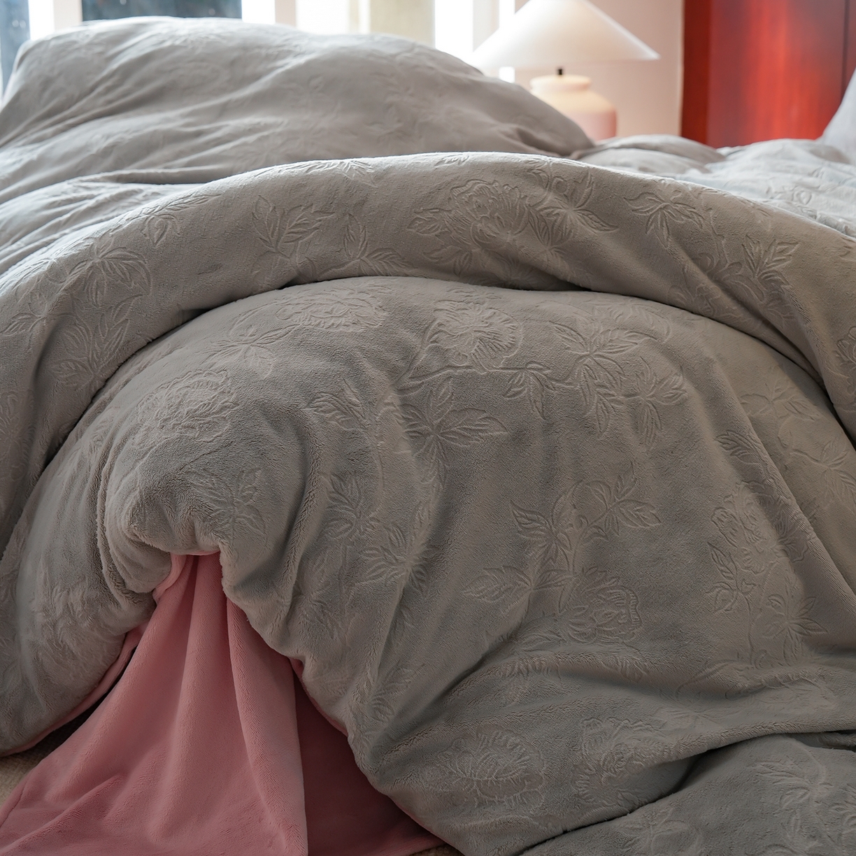 91家纺网 家纺一手货源 找家纺 三味舒屋 2025新款全消光雕花牛奶绒四件套-香榭丽 香榭丽灰