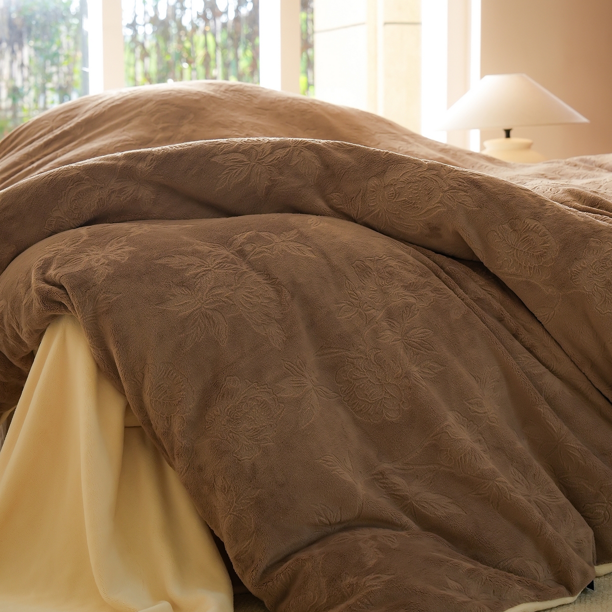 91家纺网 家纺一手货源 找家纺 三味舒屋 2025新款全消光雕花牛奶绒四件套-香榭丽 香榭丽咖