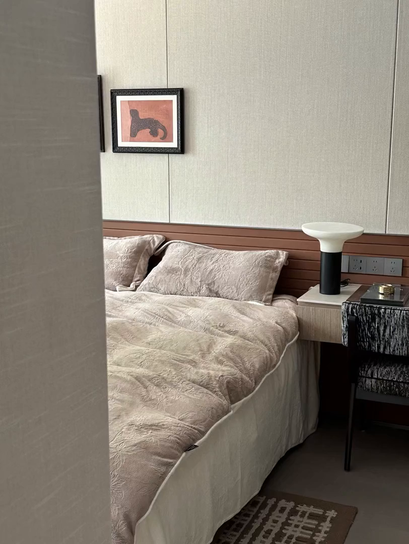 91家纺网 家纺一手货源 找家纺 三味舒屋 2025新款全消光雕花牛奶绒四件套-香榭丽 香榭丽咖