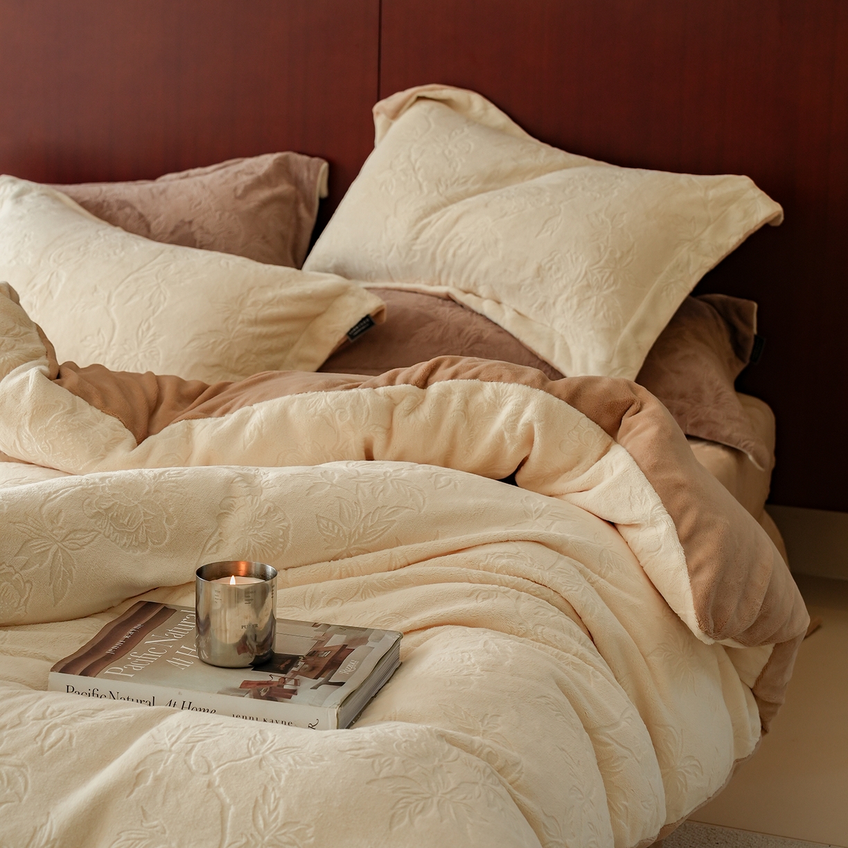 91家纺网 家纺一手货源 找家纺 三味舒屋 2025新款全消光雕花牛奶绒四件套-香榭丽 香榭丽奶白