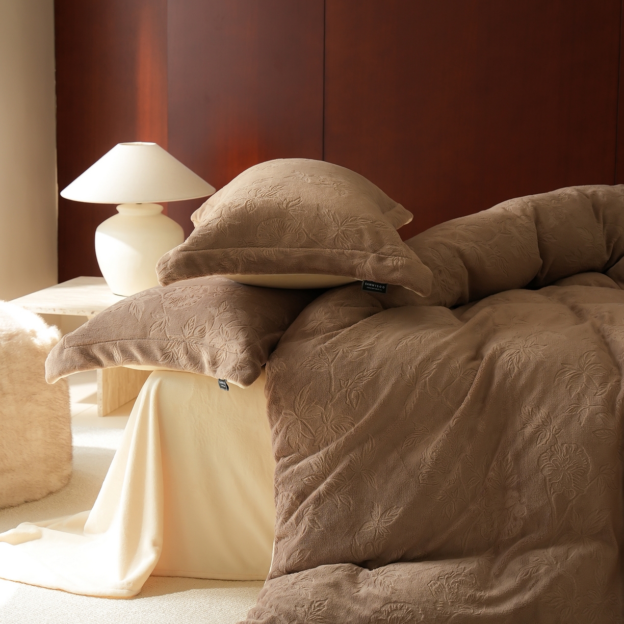 91家纺网 家纺一手货源 找家纺 三味舒屋 2025新款全消光雕花牛奶绒四件套-香榭丽 香榭丽咖