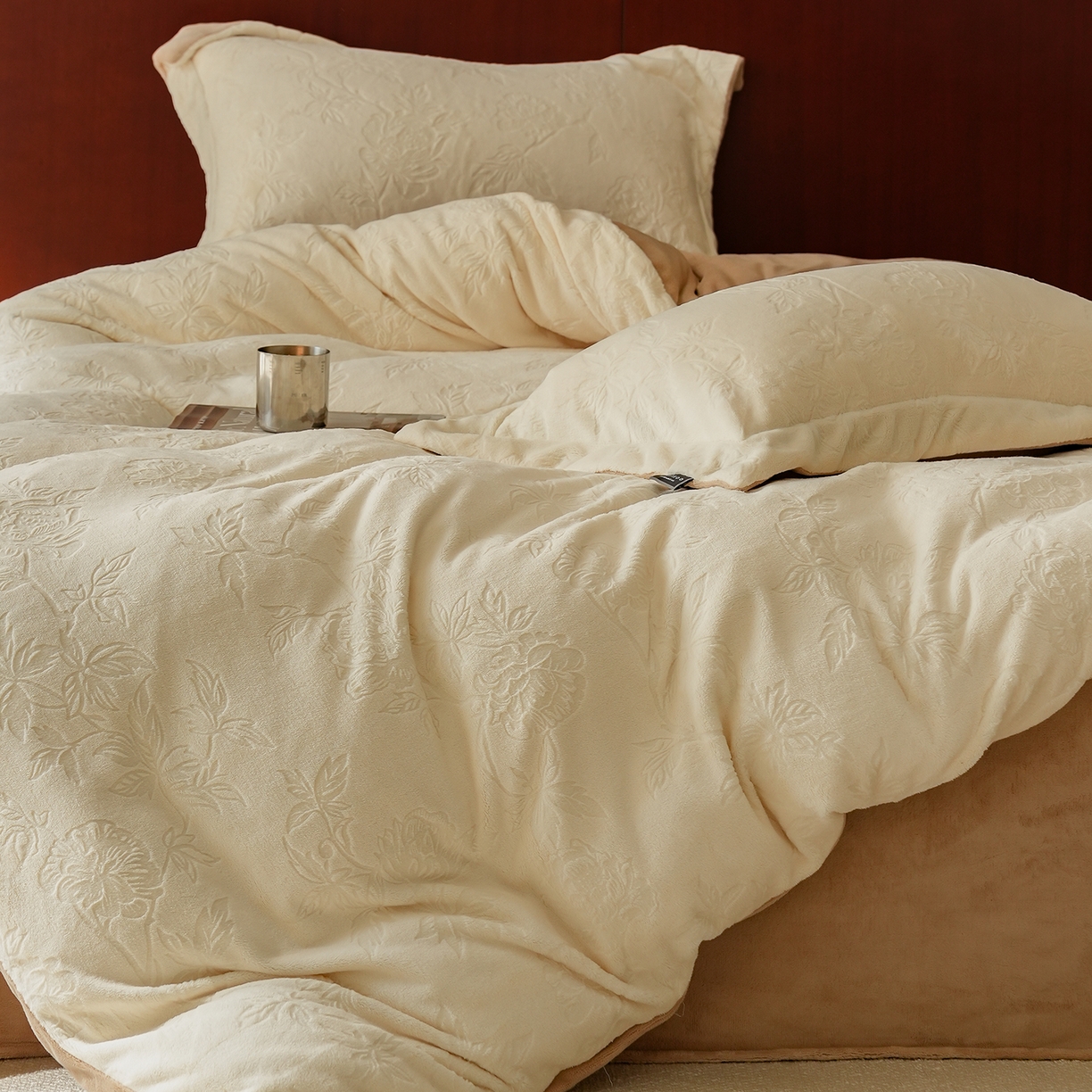 91家纺网 家纺一手货源 找家纺 三味舒屋 2025新款全消光雕花牛奶绒四件套-香榭丽 香榭丽奶白