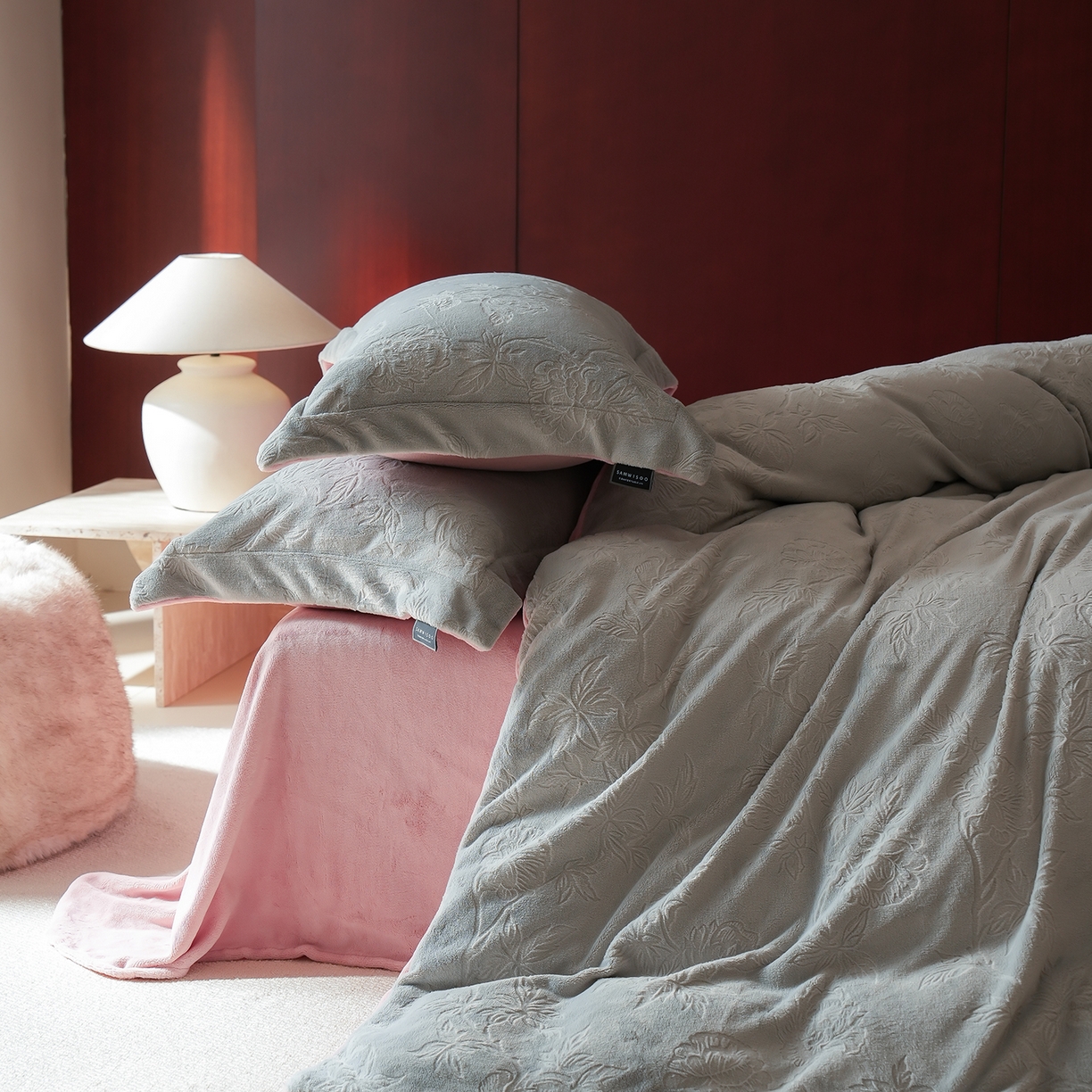 91家纺网 家纺一手货源 找家纺 三味舒屋 2025新款全消光雕花牛奶绒四件套-香榭丽 香榭丽灰