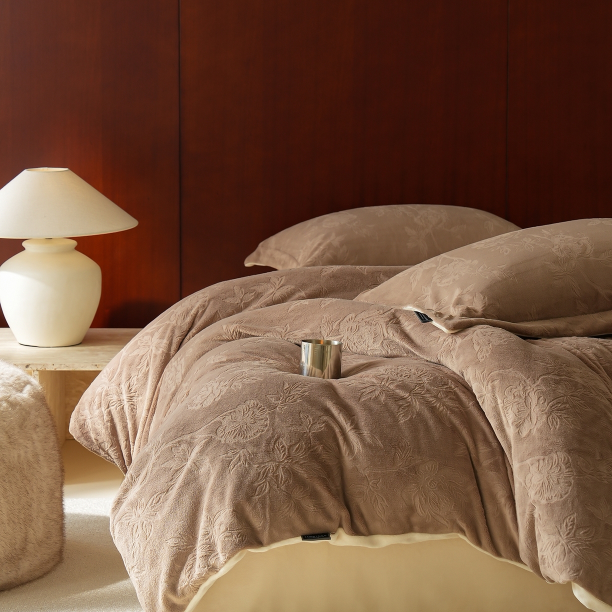 91家纺网 家纺一手货源 找家纺 三味舒屋 2025新款全消光雕花牛奶绒四件套-香榭丽 香榭丽咖