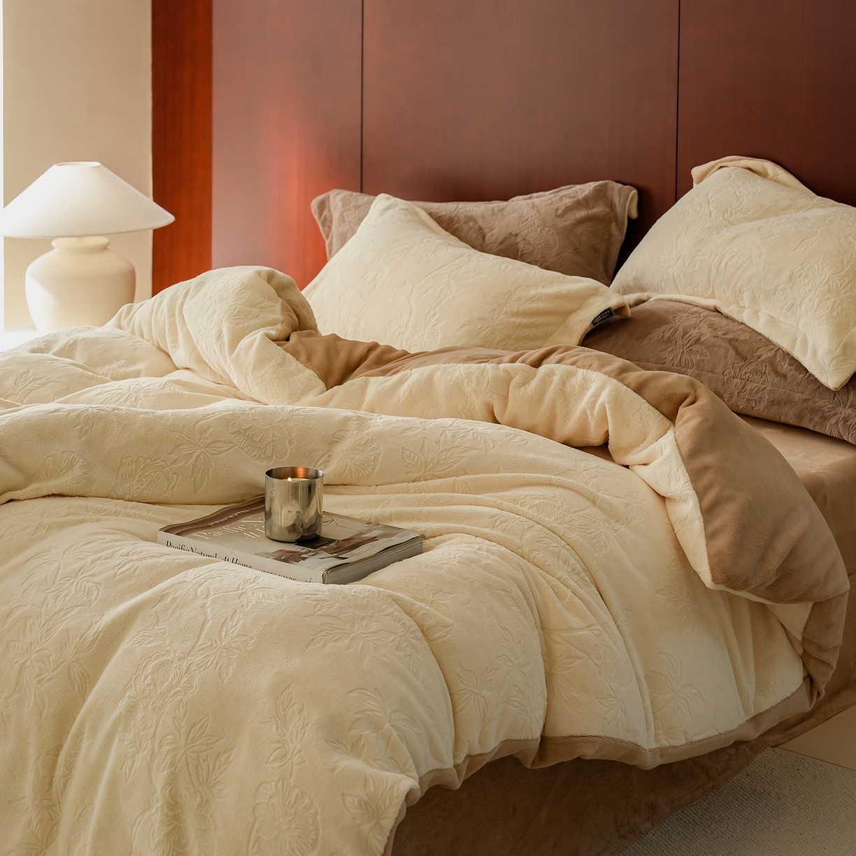 91家纺网 家纺一手货源 找家纺 三味舒屋 2025新款全消光雕花牛奶绒四件套-香榭丽 香榭丽奶白