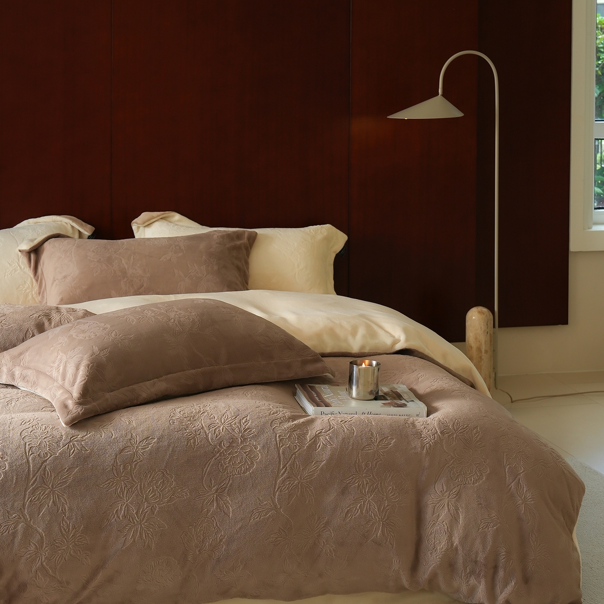 91家纺网 家纺一手货源 找家纺 三味舒屋 2025新款全消光雕花牛奶绒四件套-香榭丽 香榭丽咖