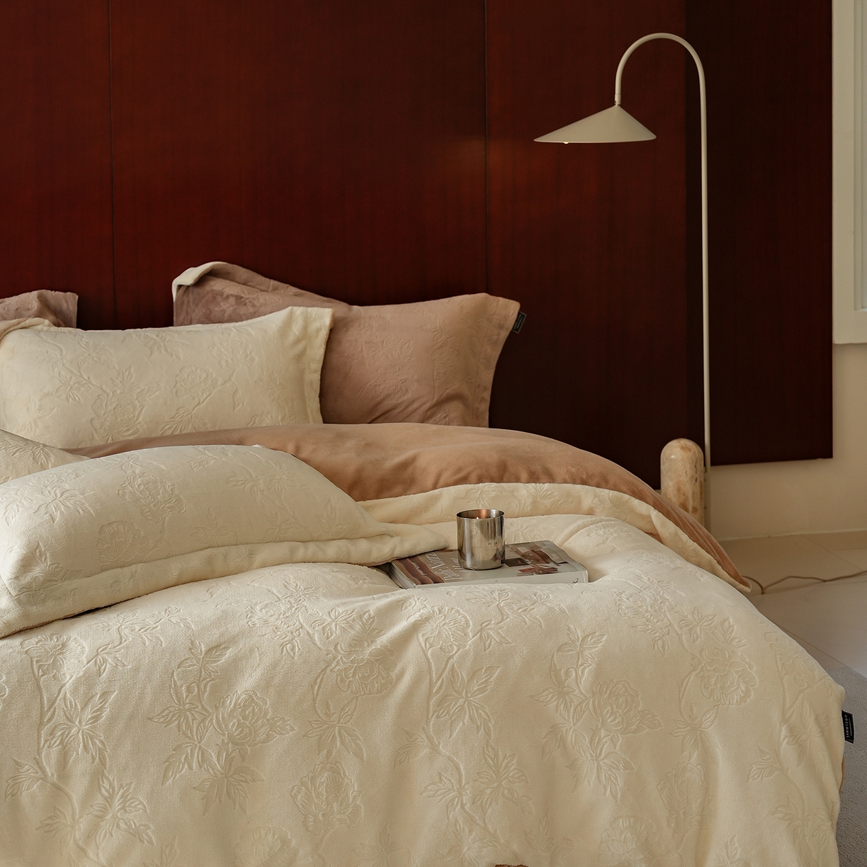 91家纺网 家纺一手货源 找家纺 三味舒屋 2025新款全消光雕花牛奶绒四件套-香榭丽 香榭丽奶白