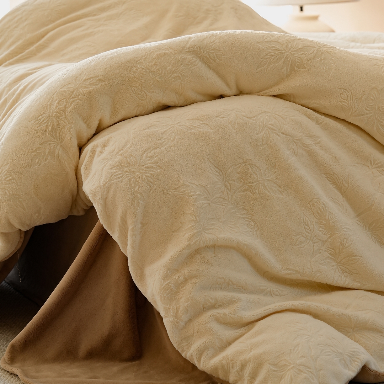 91家纺网 家纺一手货源 找家纺 三味舒屋 2025新款全消光雕花牛奶绒四件套-香榭丽 香榭丽奶白