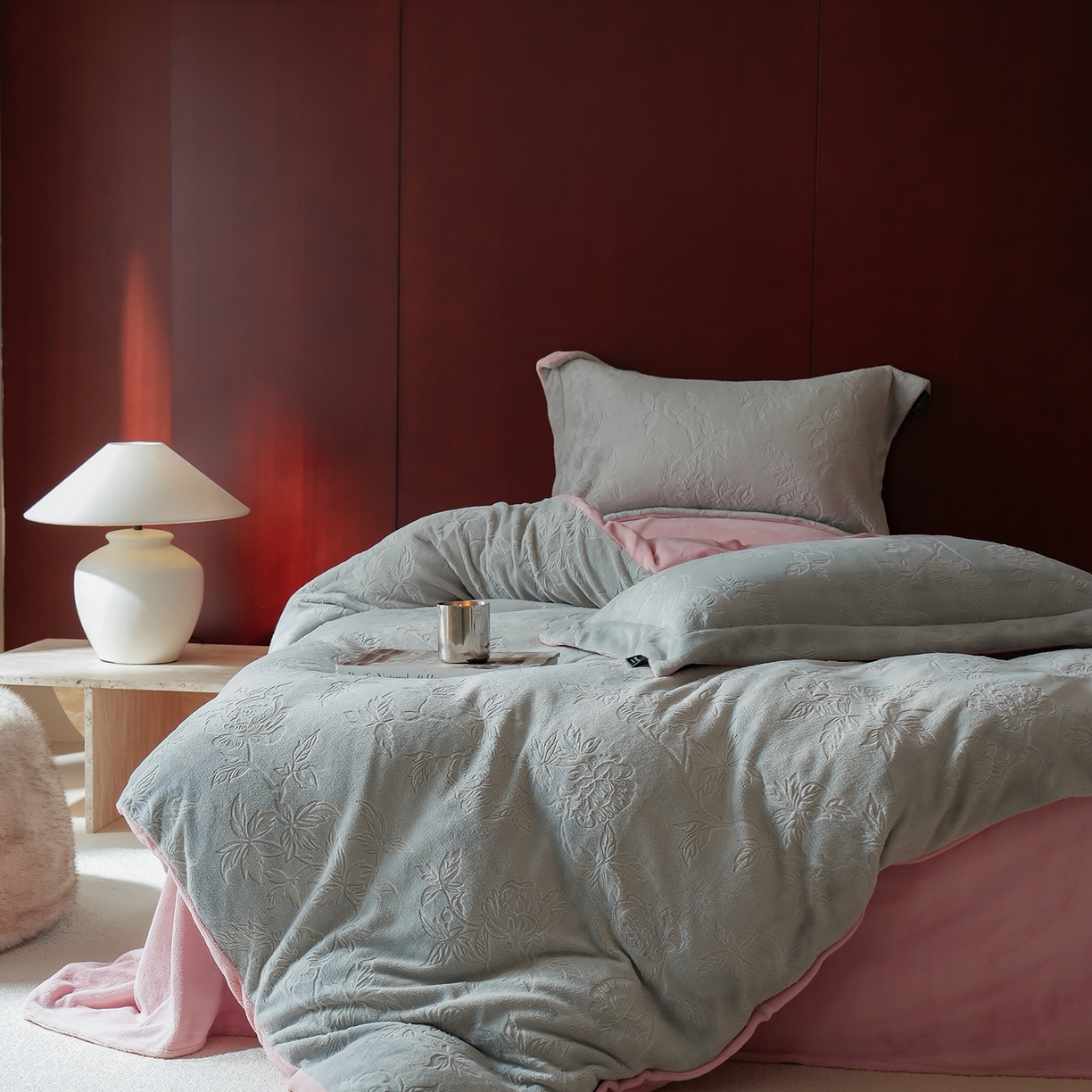 91家纺网 家纺一手货源 找家纺 三味舒屋 2025新款全消光雕花牛奶绒四件套-香榭丽 香榭丽灰