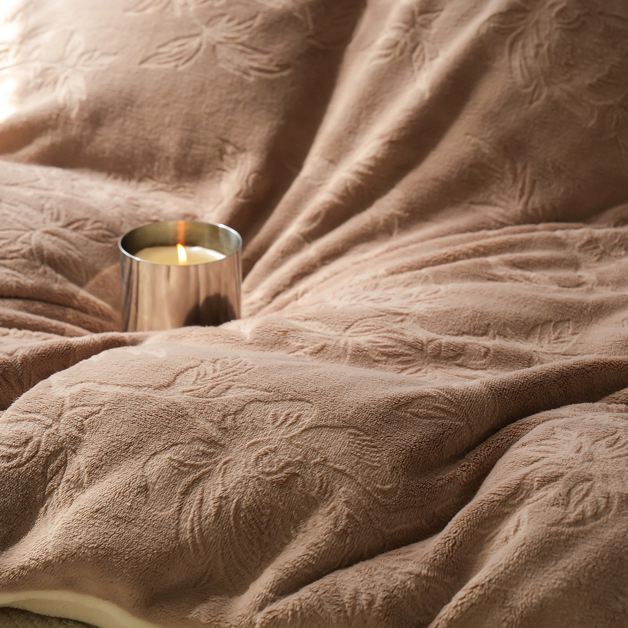 91家纺网 家纺一手货源 找家纺 三味舒屋 2025新款全消光雕花牛奶绒四件套-香榭丽 香榭丽咖