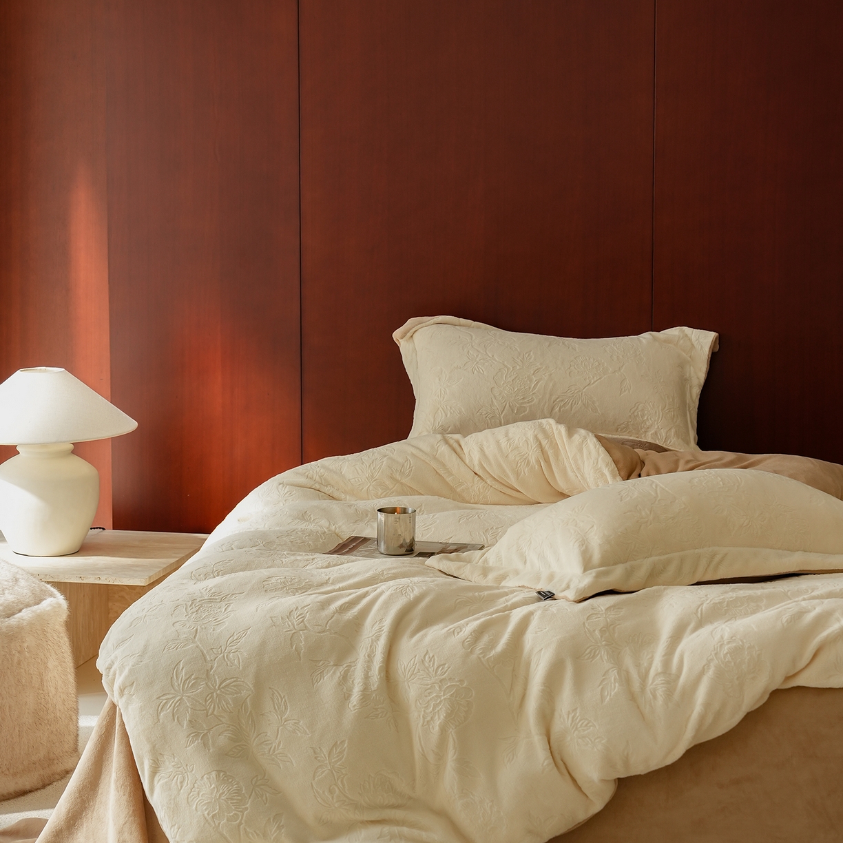 91家纺网 家纺一手货源 找家纺 三味舒屋 2025新款全消光雕花牛奶绒四件套-香榭丽 香榭丽奶白