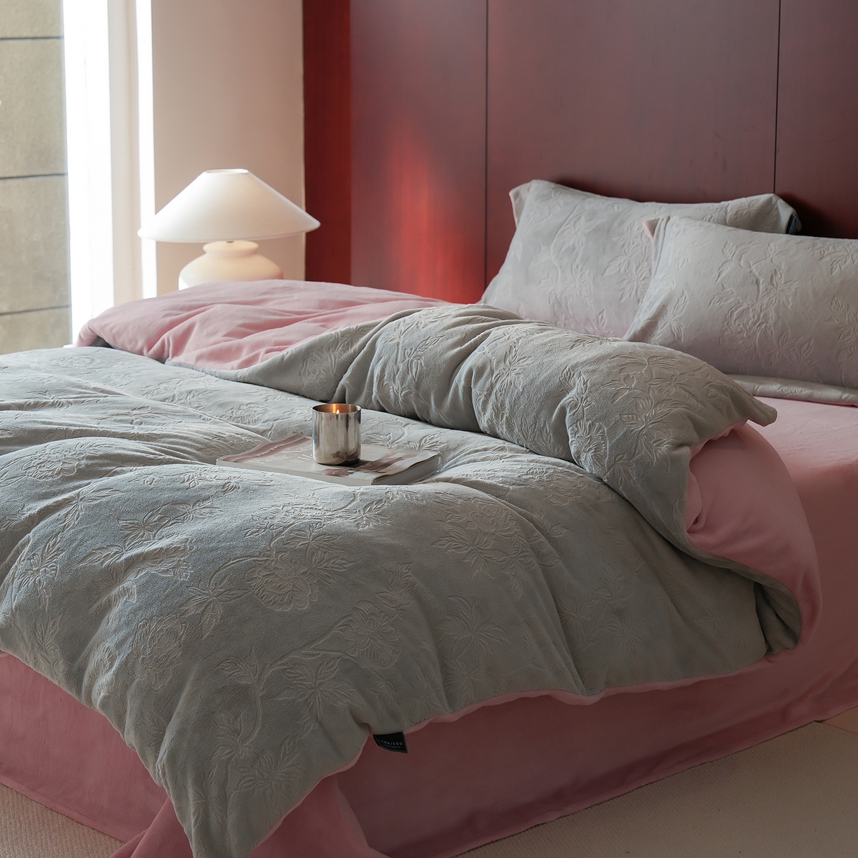 91家纺网 家纺一手货源 找家纺 三味舒屋 2025新款全消光雕花牛奶绒四件套-香榭丽 香榭丽灰