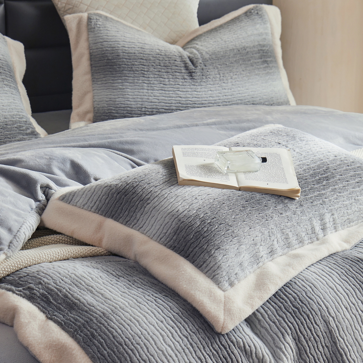 91家纺网 家纺一手货源 找家纺 时亿家居 2025新款仿狐绒牛奶绒四件套-柔如系列 烟幕灰